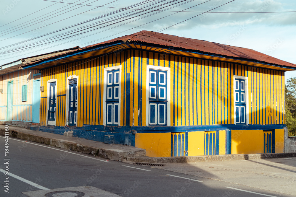 Naklejka premium Casa colonial colombiana, técnica de tabla parada en Murillo Tolima