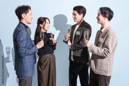 婚活パーティーで話す30代男女