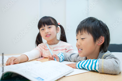 自宅で勉強する姉弟