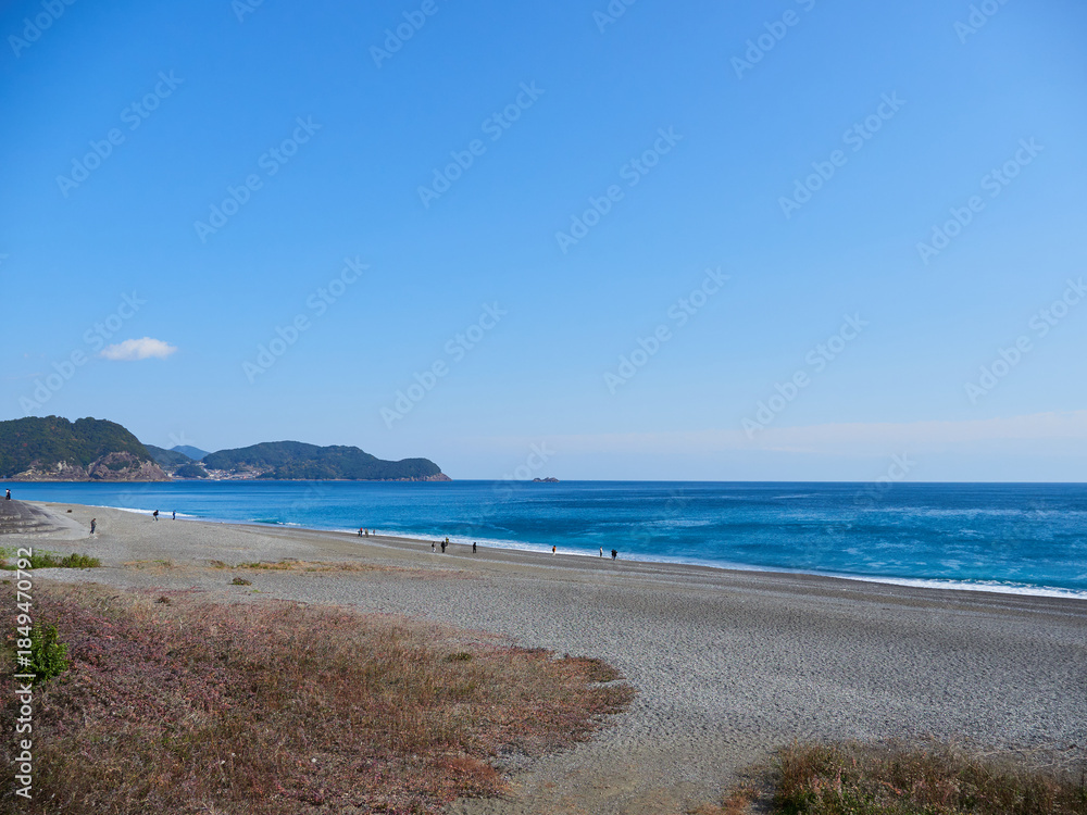 Obraz premium 三重県の七里御浜海岸の風景と観光客の姿