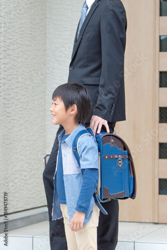 自宅を出る父親と息子