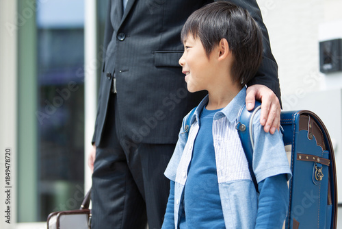 自宅を出る父親と息子