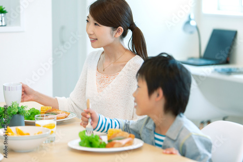 朝食を食べる親子