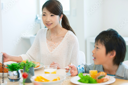 朝食を食べる親子