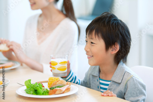 朝食を食べる親子
