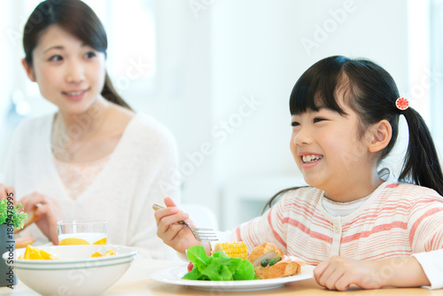 朝食を食べる親子