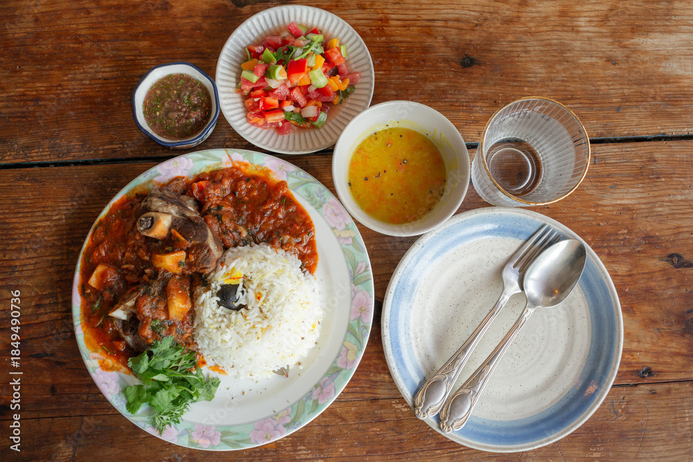 Φωτογραφία yemeni dishes on the wooden table in the arabic restaurant in jeju island