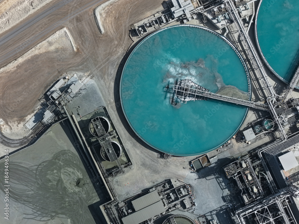 Foto Thickener in a mineral processing plant for mineral processing using large quant