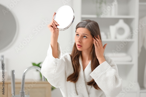 Worried young woman with gr...