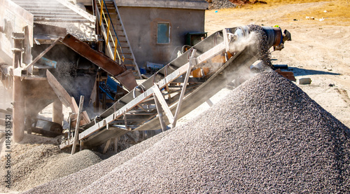 Photos Vibrating screen stone crusher in operation