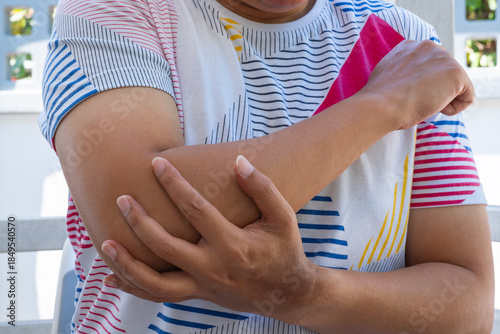 Schilderij op canvas Elbow pain signals joint strain—ideal for medical ads and healing-themed screens with orthopedic care focus
