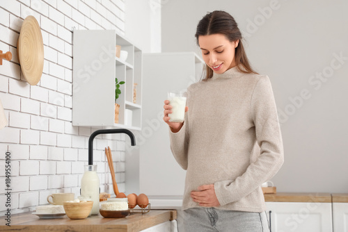 Young pregnant woman with d...