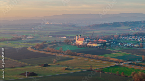 Schöne Landschaft mit einem Kloster und einem Dorf in der Morgensonne in Deutschland