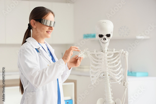 Female doctor in goggles ex...