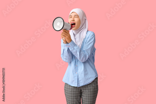 Young Asian Muslim woman sh...