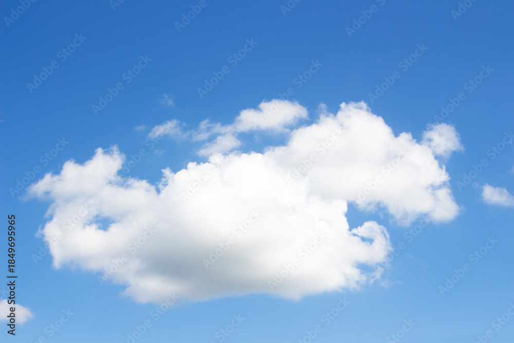 Fototapeta premium Blank sky surface with small clouds