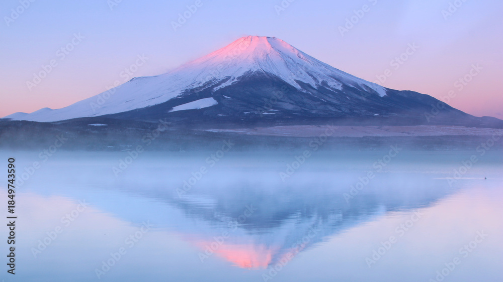 Fototapeta premium 山中湖から見た富士山