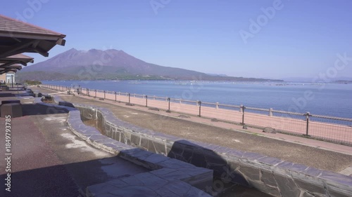 仙巌園駅と桜島の風景（鹿児島市）