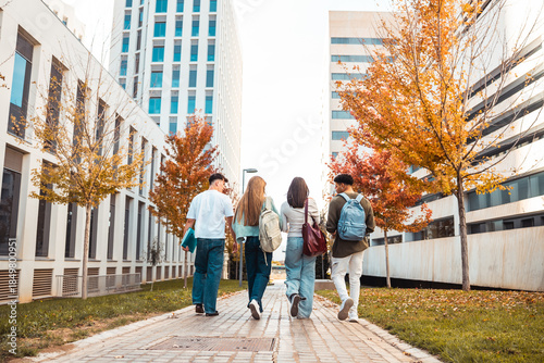 Fényképezés University students walking on campus during autumn