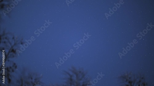 幻想的な星々と雲海が織りなす夜のタイムラプス映像