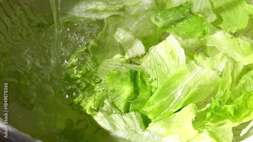 朝のキッチンで野菜を洗うヘルシーなライフスタイル