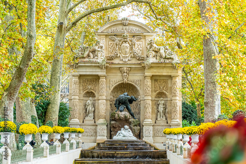 Tableau sur toile Autumn nature in park Medici fountain landmark in the Luxembourg Garden in Paris France