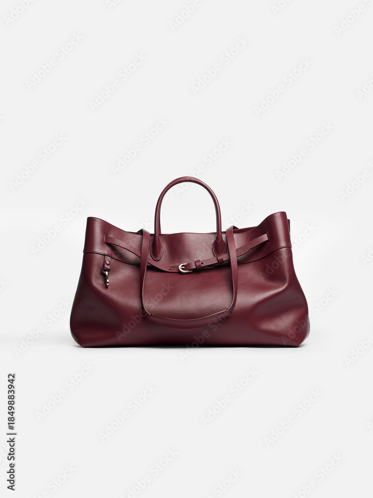 Naklejka premium Woman leather bag on a white background