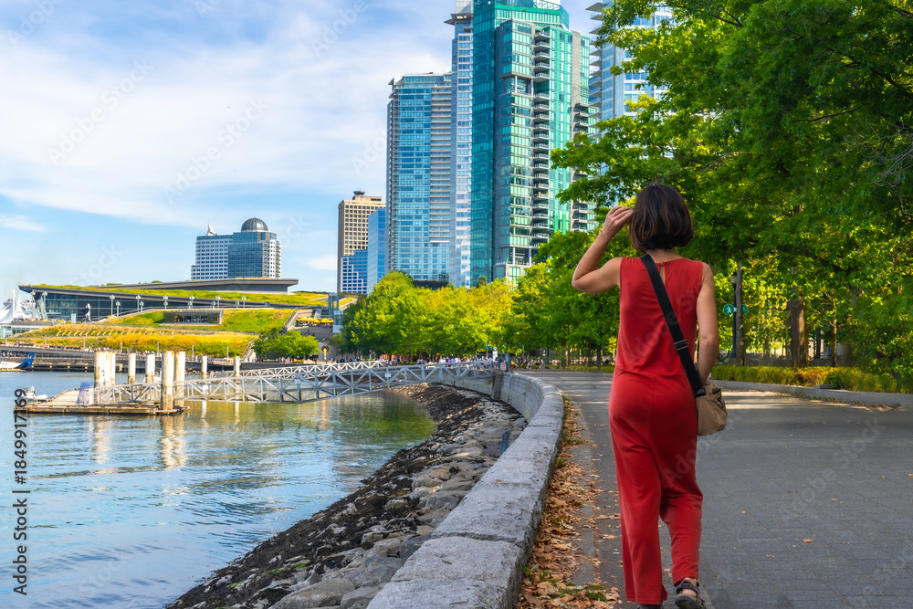 Obraz premium Tourist walking in vancouver waterfront on sunny summer day