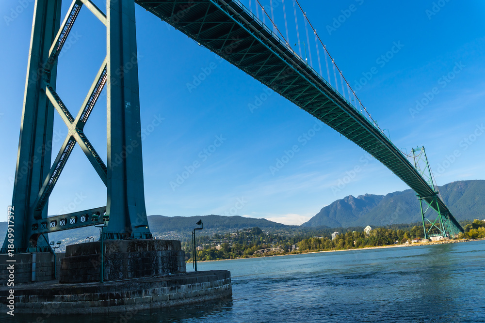 Fototapeta premium Lions gate bridge crossing burrard inlet in vancouver, british columbia