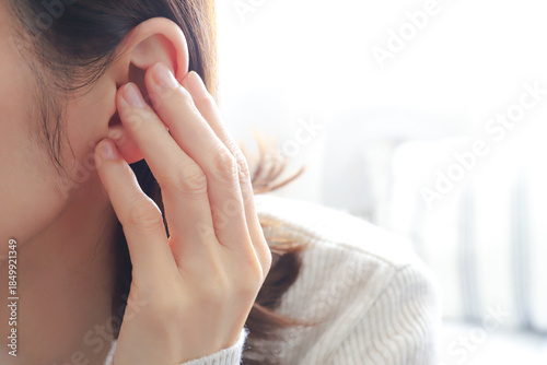 女性の耳　耳鼻科