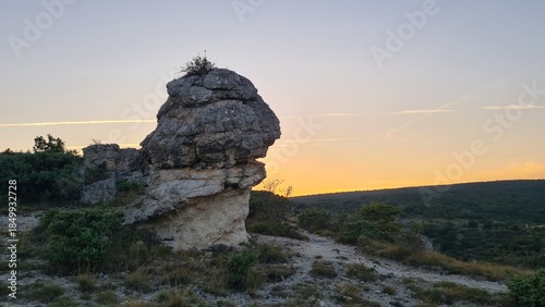 Un des beaux rochers des Mourres de Forcalquier au coucher du soleil