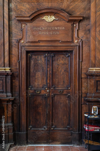 Fotografi Italy - Viterbo - Cattedrale di San Lorenzo - Wooden sacristy door with Latin in
