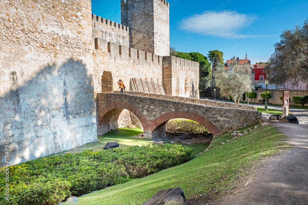 Obraz premium São Jorge Castle, a historic fortress on top of the city's highest hill, with origins dating back to the Moorish occupation (11th century). It was captured by Christians in 1147. Lisbon, Portugal 2023