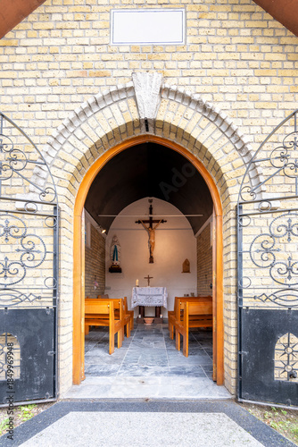Portes ouvertes d'une petite chapelle chrétienne ancienne