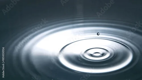 Panel kuchenny z motywem Minimal water ripple with a single droplet splash, perfect for concepts of calm, purity, mindfulness, science, meditation visuals, and abstract backgrounds for commercial design.