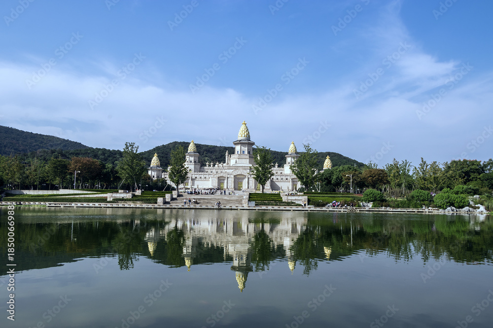 Fototapeta premium Lingshan Grand Temple Wuxi - Sacred Architecture Reflected in Water