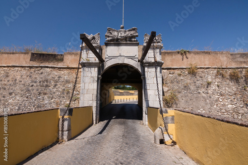 Entrada a reciento amurallado de Elvas, Portugal