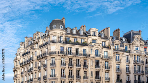Façades d'immeubles résidentiels parisiens classiques de style haussmannien. Concept de marché immobilier d'habitation pour les logements anciens en France et à Paris