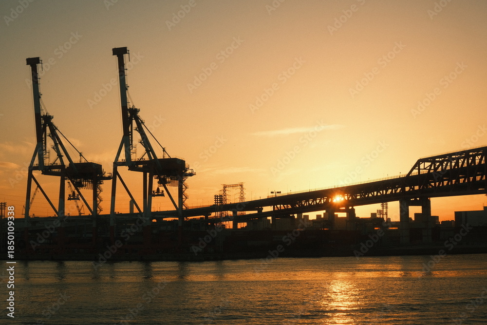 Obraz premium sunset at the harbor