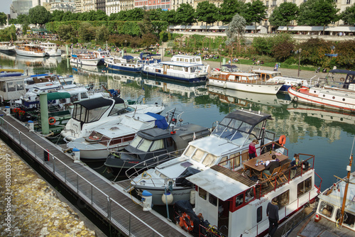 Photos Houseboats Moored Along a Paris Canal on a Sunny Day