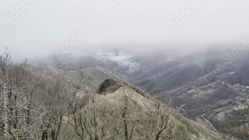 Nebbia e nuvole nella valle