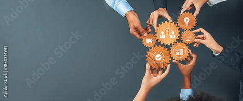 Foto A diverse group of hands holds gears symbolizing key business concepts