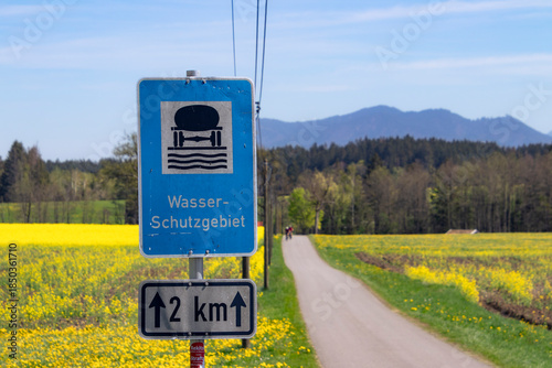 Verkehrsschild kennzeichnet Wasserschutzgebiet
