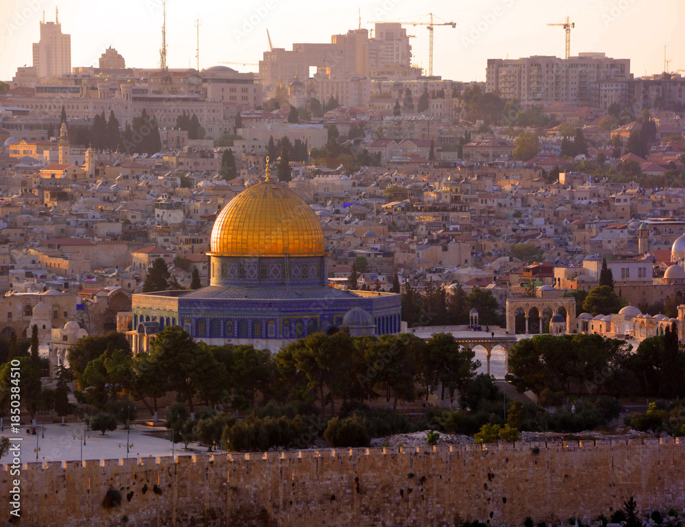 Fototapeta premium Temple Mount known as the the Noble Sanctuary of Jerusalem located in the Old City of Jerusalem, is one of the most important religious sites in the world. 