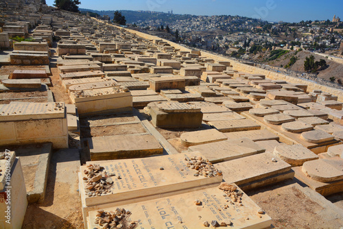 Canvas-taulu Jewish Cemetery on the Mount of Olives, including the Silwan necropolis is the most ancient cemetery in Jerusalem