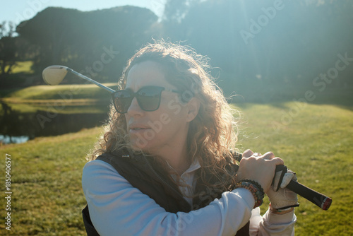 Konstfotografi woman playing golf in the green fairway club