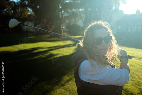 Konstfotografi woman playing golf in the green fairway club