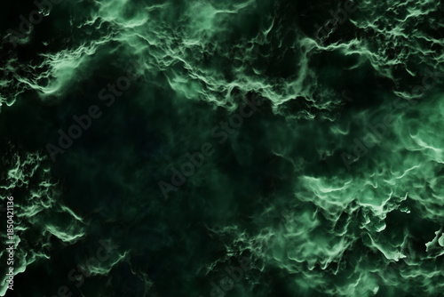 Nebulosa verde esmeralda con efecto granulado, Nubes abstractas con profundidad en verde oscuro, Diseño para packaging de producto exclusivo, Estética dark ambient con textura granulada