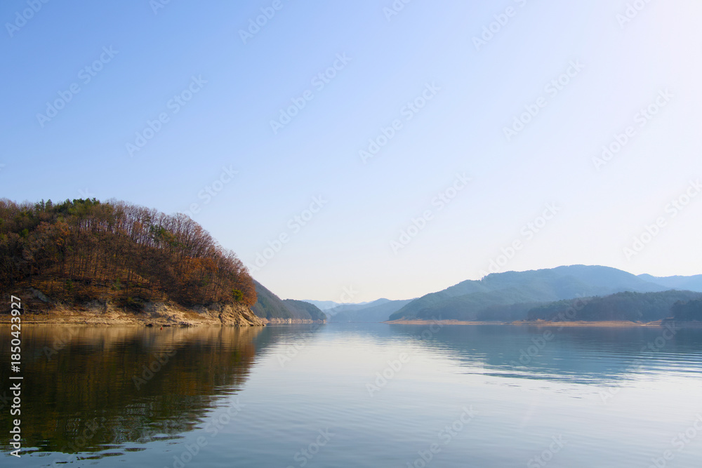 Obraz premium A calm river under a warm clear sky