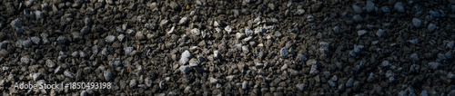 Foto Freshly laid and raked gravel on a public park woodland path, sun and shadows, a